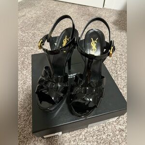 ✖️CONSIGNED✖️YSL TRIBUTE PLATFORM SANDALS IN PATENT LEATHER